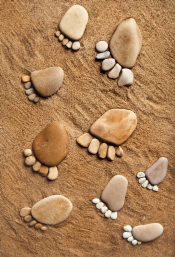 石头组成的脚板图片