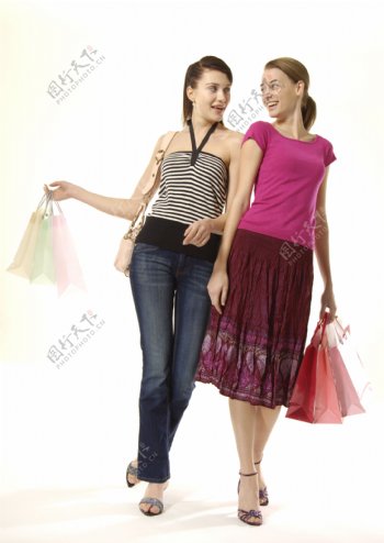 提着购物袋行走的两个美女图片
