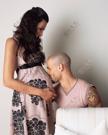 男人与怀孕的女人图片
