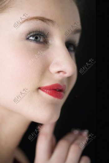 长睫毛红唇外国气质美女面部图片