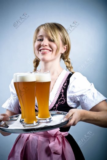 端着啤酒的女孩图片