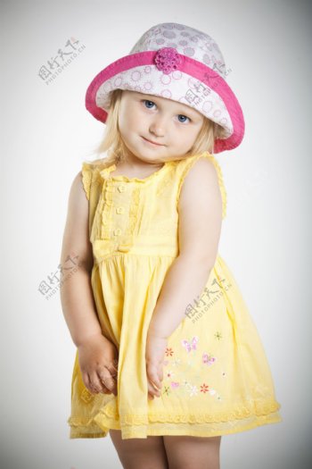 穿黄裙子的可爱女孩图片
