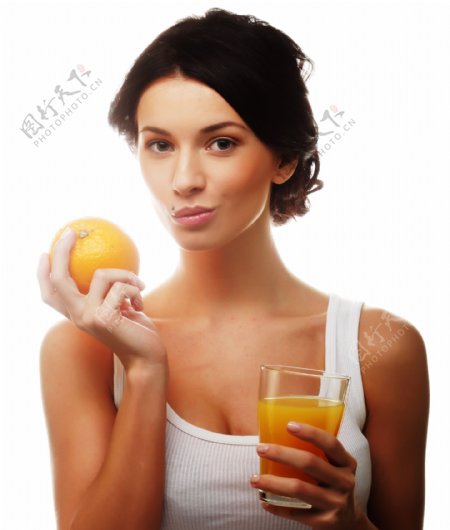 手拿橙子喝橙汁的美女图片