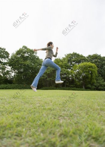 草地上跑步的美女图片