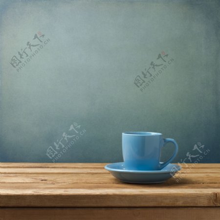 木板上的咖啡杯图片