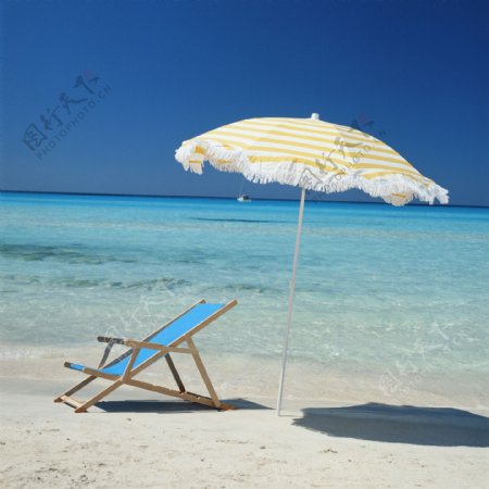 沙滩凉椅与遮阳伞图片