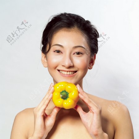 黄色辣椒与健康美女图片