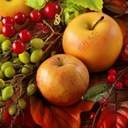 红色果子和苹果图片