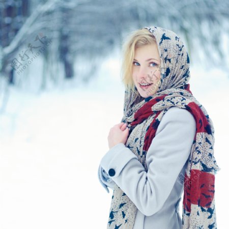 冬季包头巾的外国美女图片
