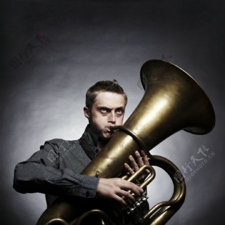 吹奏乐器的男人图片