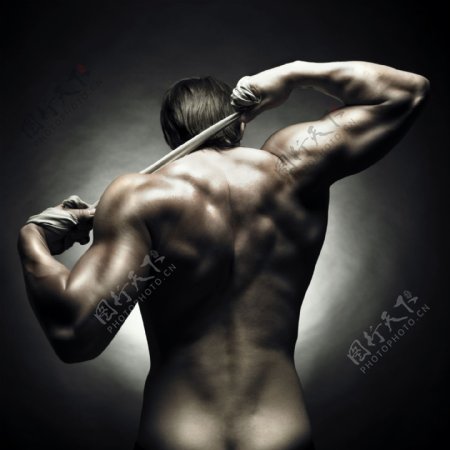 展示背部的肌肉男人图片