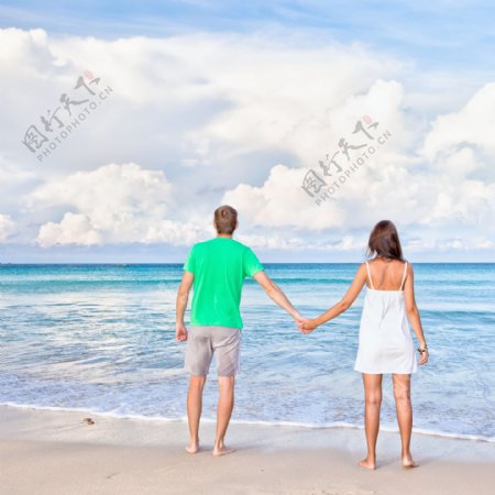 海边牵手浪漫情侣图片