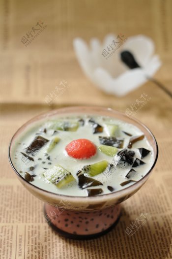 水果酸奶龟苓膏图片