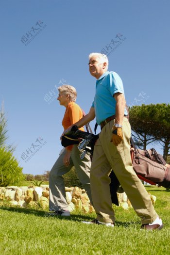 打高尔夫球的老年夫妇高清图片