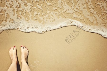 沙滩上的脚丫图片
