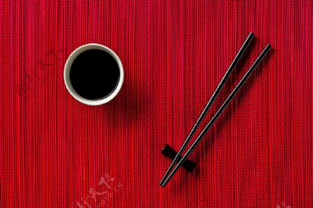 一对筷子和黑色的水