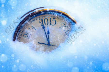 雪堆里的2015钟表图片