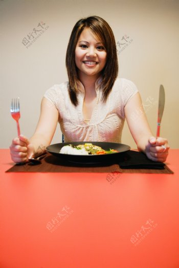 吃西餐的中国美女图片