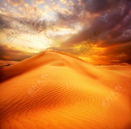 美丽沙漠黄昏风景图片