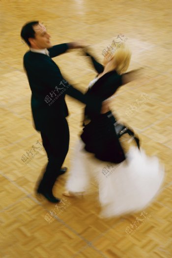 翩翩起舞的外国男女图片