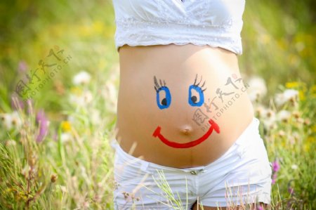 画在孕妇肚子上卡通笑脸高清图片
