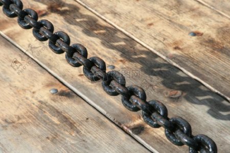 木板上孤寂的铁链