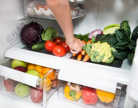 下大从冰箱里拿蔬菜图片