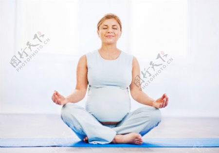 做瑜伽的孕妇图片