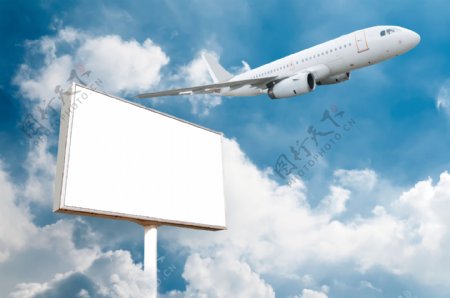 飞机穿越过去的高空广告牌图片