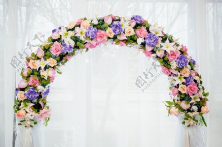 婚礼上的花朵拱门图片