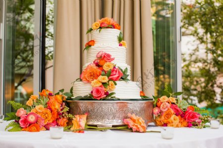 婚礼蛋糕与鲜花图片