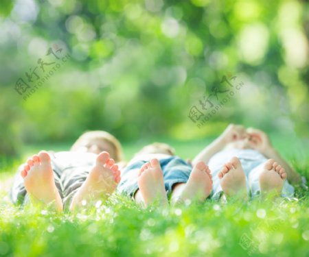躺在草地上的脚丫图片