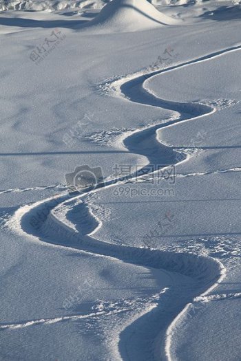 雪地上的滑雪道