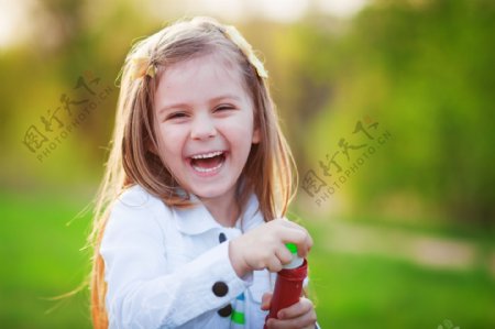 开心快乐的小女孩图片