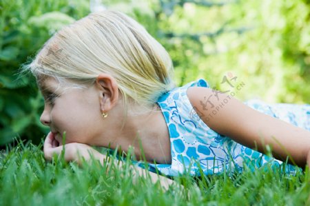 趴在草地上的小女孩图片