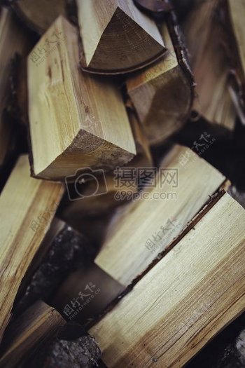 堆积着的木材