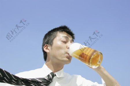 喝啤酒的男人图片