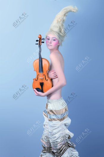 金发女郎与小提琴图片