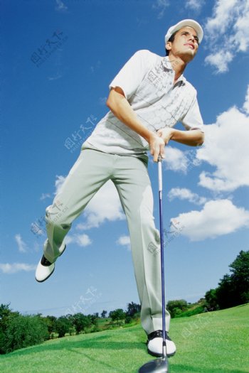 打高尔夫球的外国男人