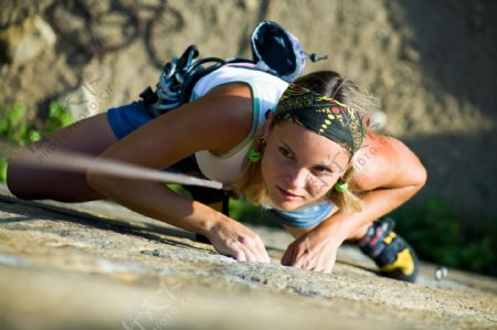 攀岩的女运动员图片