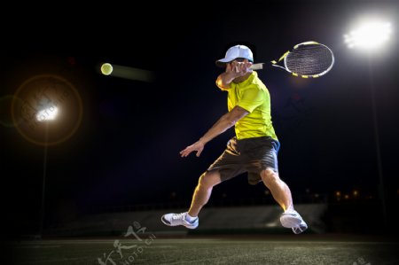 灯光球场打网球的男人图片