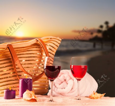 日落风景与手提包红酒图片