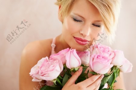 粉玫瑰与美女图片