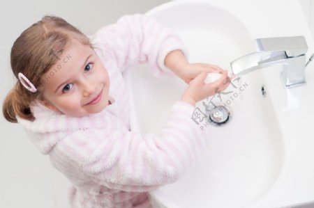 洗手的小女孩图片