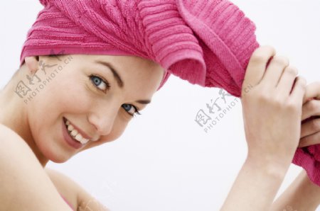头戴浴巾的性感美女图片