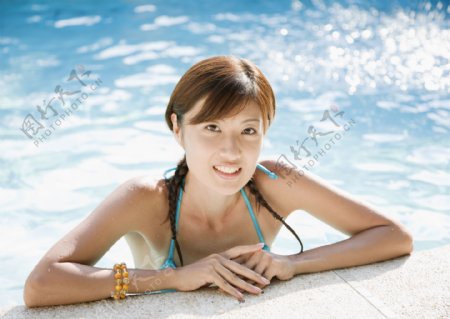 泳池里的中国美女图片