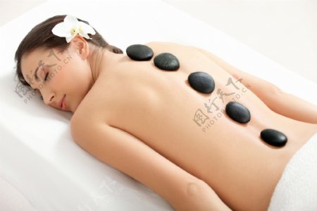 砭石背部护理的SPA美女图片