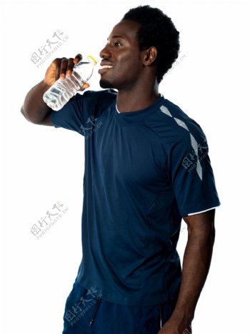 喝水的男人图片
