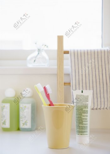 洗涮间内牙刷及杯子图片