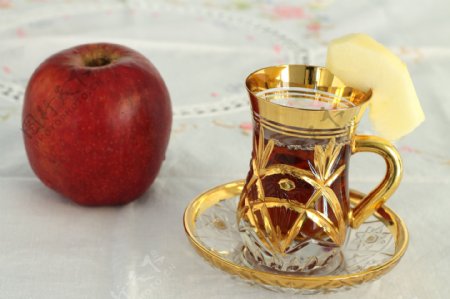一杯红茶和苹果